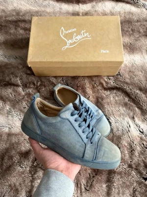 Louboutin skor  - Tja, säljer dessa otroliga skor från Christian Louboutin igen. Storlek 40.5 men passar någon storlek större, ungefär 41,5. Kvitto från Harrods finns och medföljs. De är lite smutsiga och mochan är lite sliten men de är fortfarande väldigt fräsch. Om du har några fler frågor så är det bara att höra av sig!
