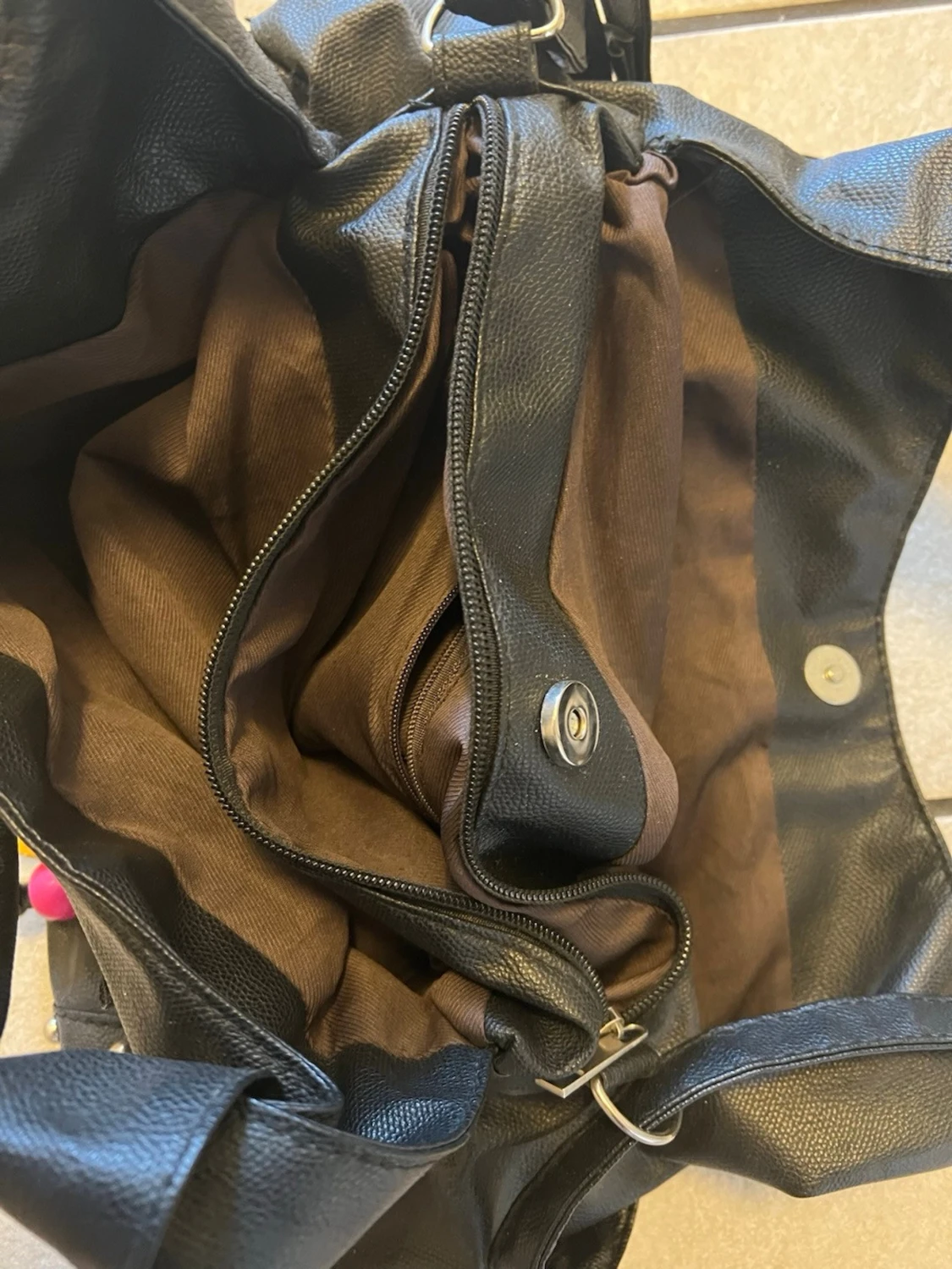Svart handväska med kedjedetaljer - 2