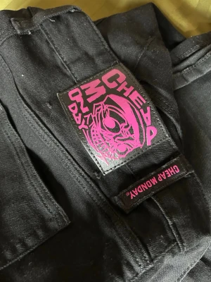 Svarta jeans från Cheap Monday - Säljer ett par svarta jeans från Cheap Monday! De är lite missfärgade nere vid fötterna men det är inget man tänker på. Sen så är de även pytte lite trasiga nere vid högra benet som går att se på sista bilden. Pris kan diskuteras!💞