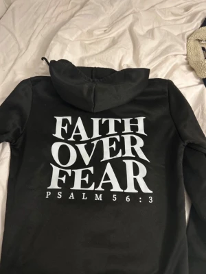 svart hoodie  - svart hoodie med bibel vers på ryggen 