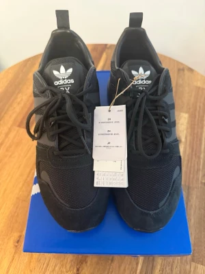 adidas ZX 700 HD Black 43 1/3 - Säljer ett par nya oanvända adidas ZX 700 HD Black. Storlek: 43 1/3