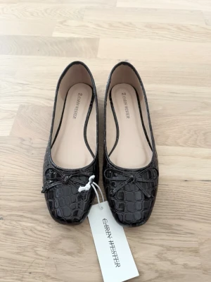 Carin Wester Ballerinaskor - Storlek 38, aldrig använda ny med prislapp!