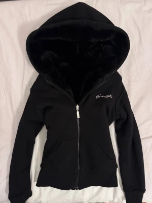 2000s black fur zip up hoodie  - helt underbar, mysig och varm isolerad fodrad luvjacka perfekt till höst och för kallare väder  utmärkt skick mycket bra kvalité. den är även vändbar och kan bäras på två sätt. passar xs/s