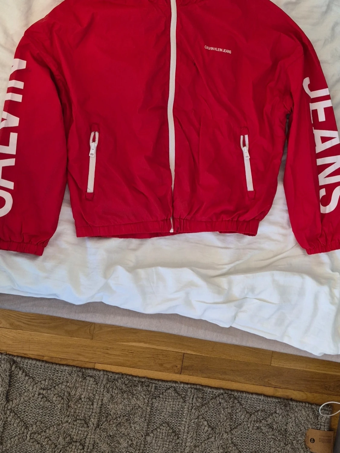 Röd vindjacka från Calvin Klein Jeans