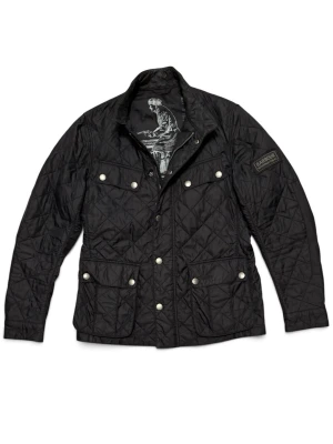Barbour jacka  - Snygg svart quiltad jacka från Barbour med fyra framfickor och tryckknappar. Jackan har ståkrage och diskret Barbour-logga på ärmen. Perfekt för dig som vill ha en klassisk och stilren look med lite edge.