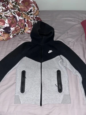 Nike tech - Säljer min nike tech som är knappt använd eftersom den är för liten för mig 