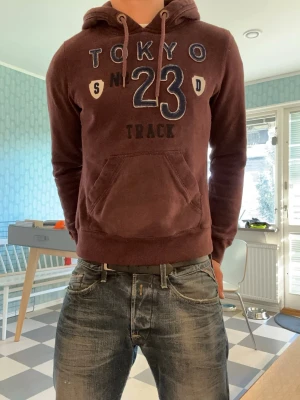 Superdry hoodie - Snygg hoodie från superdry🤩 Riktigt archive och I sjukt bra skick. Passformen är go, passar som XS, modellen är 177 cm lång. Tveka inte på att ställa frågor eller skicka prisförslag!😁