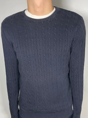 Kabelstickad tröja - 👕 Plagg: Kabelstickad tröja                                                                 📏 Storlek: M                                                                                                              ✨ Skick: Fint skick                                                        💬 Vid frågor är det bara att skriva!                                                                                          🛍️ Gramenti