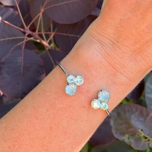 Armband Bangle mixed sized kristall - Armband, Bangle, i silverpläterad mässing med kristaller. Kristaller ss39 8mm, ss29, 6mm, ss24 5mm. Light Azore, Agave Ignite, Clear Crystal och Chrysolite. Ställbar storlek. Jag skickar endast spårbart, samfraktar. Fast pris. Besök gärna mina övriga annonser.  Till mina smycken använder jag kristaller från Preciosa, Aurora och Swarowski.