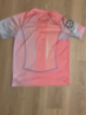 Rosa fotbollströja med patch - Säljer en rosa Barca tröja. Själva Barca loggan och Nike kan lossna av i framtiden så va försiktig med att tvätta den och ha den upp och ner så att den lossnar inte. Den är inte äckta. 
