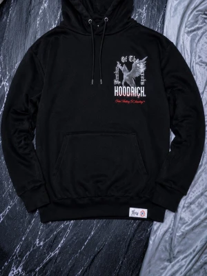 Svart hoodie från Hoodrich med Pegasus - Svart hoodie från Hoodrich med stor Pegasus- och textprint på ryggen samt mindre tryck på bröstet. Klassisk känguruficka, ribbade muddar och justerbar huva med snören. Materialet är mjukt och bekvämt, perfekt för en streetwear-look.