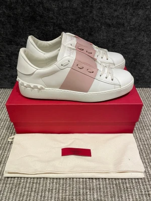 Valentino skor (nyskick) - Hej, säljer nu dessa svin snygga valentino skor. Skorna är i nästan i nytt skick!  Begränsat antal boxar och dustbag. Hör av dig vid frågor.