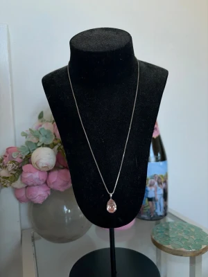 Caroline Svedbom halsband - Säljer halsband från Caroline Svedbom. Den är i silver med droppformat hänge i färgen vintage rose. Väldigt tunn och stilren, och perfekt till både vardag och speciella tillfällen. Använt en gång på dop och en gång på ett firande. Kedjan är i 925 och kristallen har en Caroline Svedbom stämpel på baksidan, nypris är 895:- 💞 Använd gärna KÖP NU👩🏽‍🐰‍👩🏼