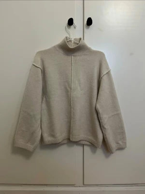Stickad tröja med polokrage  - Stickadtrlja med polokrage och kantband längs armarna och framsida. Från H&M, använd och tvättad en gång. Strl XS. Perfekt nu till hösten. 