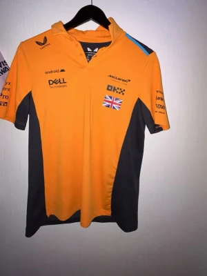 MCLAREN - Säljer en orange formel 1 tröja i storlek 164. Tröjan är använd fåtal gånger och är i mycket bra skick.