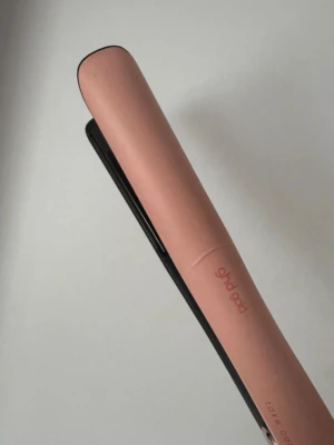 Rosa plattång från GHD - Plattång från GHD, som ny.  Pink/peachfärgad. Skulle säga att första bilden är den som är mest rättvis