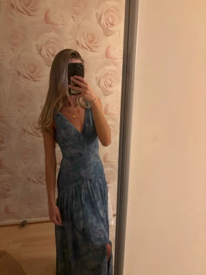 Adoore klänning  - Säljer denna jättefina blåa adoore klänning då den är för lite för mig. Helt ny och aldrig använd. Vid frågar skriv gärna❤️