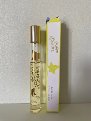 Lolita Lempicka Eau de Parfum 15 ml - Lolita Lempicka Eau de Parfum 15 ml. Sprayflaska. Använt fåtal gånger. En väldigt unik doft med lakrits och stjärnanis bland doftnoterna.