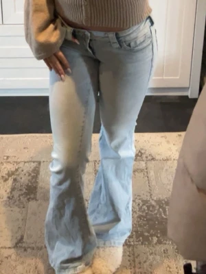 Jeans - Säljer mina blåa jeans från gina. Låg midjade och lång längd.  Köpte på young 14+. Är 169 o dom släpar i golvet . Köpte för 400kr.