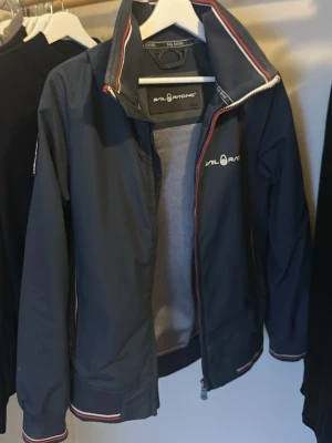 Mörkblå vindjacka från Sail Racing - Mörkblå vindjacka från Sail Racing