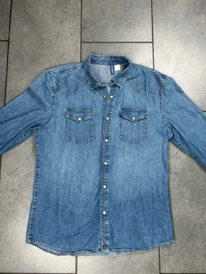 Jeansskjorta herr storlek L - Jeansskjorta för herr i mycket fint skick. Storlek L.