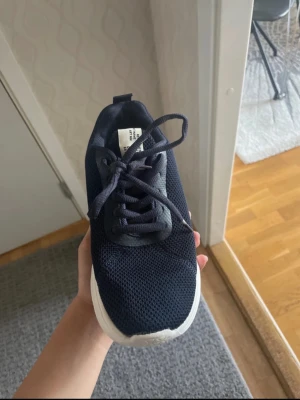 Mörkblå sneakers från stadium, strl 36 - Mörkblå sneakers från 157 i modellen Breeze. Skorna har mesh-ovandel för extra andningsförmåga, klassisk snörning och vit sula som ger en clean look. Perfekta för dig som gillar sportig och enkel stil.