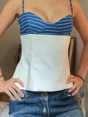Randig blå och vit linne topp Zara  - Snygg linnetopp från Zara! Säljs inte längre! Så fin och passar till så mycket 