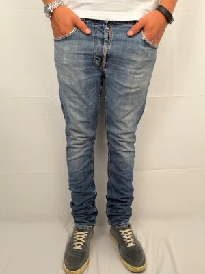 Nudie jeans lean dean - Säljer dessa magiskt snygga Nudie jeans . Modell: lean dean. Size: 32 L34. Skriv vid intresse 