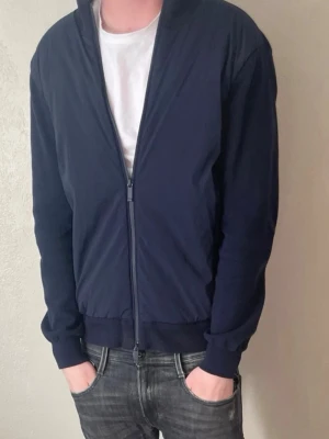 John Henric cardigan  - Säljer denna feta cardigan från Johan Henric, stolrek S passar som en XS/S, jätte fint skick inga fläckar, hål eller liknande. Modellen är 175 och är på gränsen till för liten då passar allt under det bäst. Priset är ej satt!