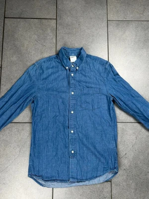 Jeansskjorta herr storlek S  - Jeansskjorta för herr i mycket fint skick, storlek S.
