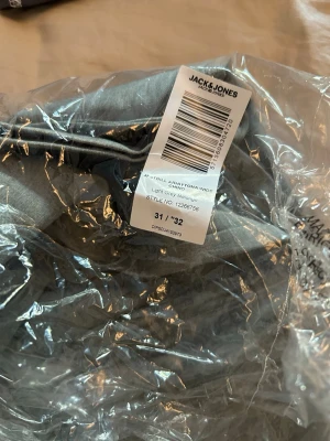 Chinos - Aldrig använda. Glömt att skicka tillbaka. All info finns på bilden. 