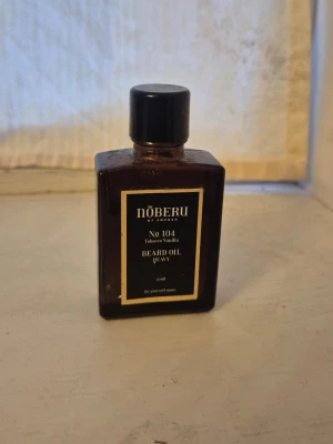 Nõberu Beard Oil Tobacco Vanilla - Skäggolja från Nõberu of Sweden i doften Tobacco Vanilla. 30 ml. Halva innerhållet kvar. 