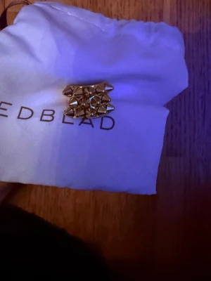 Edblad Peak Ring Gold / Guld Ring Nitar  - Nypris 449 kr. Storlek M 17,5 mm. Helt ny, aldrig använd. Populära guldiga ringen från Edblad med nitar. 