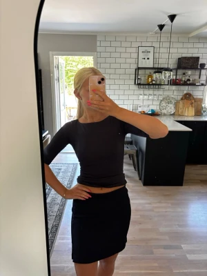 Svart tight kjol med slits - Säljer en svart, figurnära kjol i stretchigt material. Kjolen är kort och har en liten slits framtill. Använd endast fåtal gånger 🌸 Publicerad på flera säljsidor