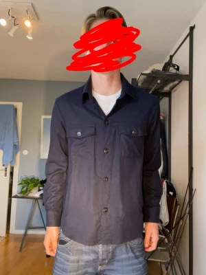Ströms overshirt - En riktigt fin overshirt från märket Ströms. Den är 100% ull så den blir perfekt nu till hösten samt vintern. Nypris ligger på runt 4000 kr. Skriv om ni har några frågor!