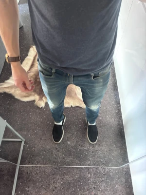 Replay Jeans - Replay jeans i modellen Anbass! Storlek W29 L30. Två tunnare/slitnare områden på knät och vid bakre fickan (se bild), vanligt förekommande vid jeans med stretch, men annars bra skick. Om frågor finns så tveka inte - fråga på! Mvh