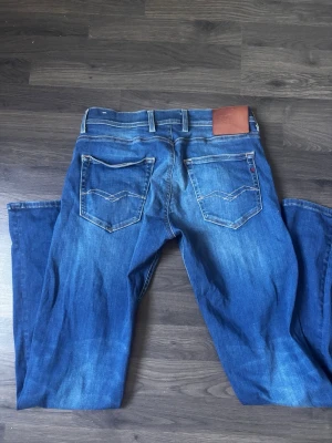 Blå raka jeans - Blå jeans från replay helt oanvända 
