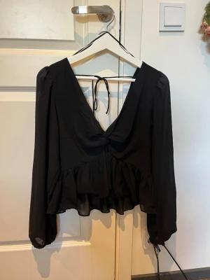 Långärmad blus - Supersöt blus från H&M som är öppen i ryggen. Storlek S