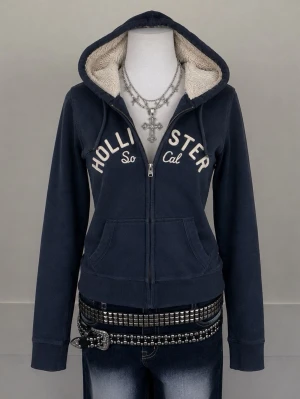 Marinblå hoodie från Hollister -   Hollister 2000s Y2K zip-up i navy/mörkblå färg 💙  • Märkt storlek: L • Passar bäst: M • Passform: Women’s • Färg: Navy • Era: 2000s / Y2K • Märke: Hollister  Snygg vintage Y2K-piece med klassisk Hollister-look. Perfekt att matcha med jeans, kjol eller tracksuit.  📦 Skickas snabbt och noggrant packad!
