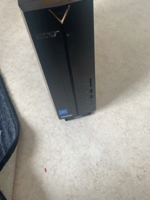 Svart stationär dator Acer XC-830 - Säljer en svart stationär dator från Acer, modell XC-830. Kompakt och stilren design med flera USB-portar och HDMI-utgång på framsidan. Perfekt för dig som vill ha en smidig och snygg dator till skrivbordet.