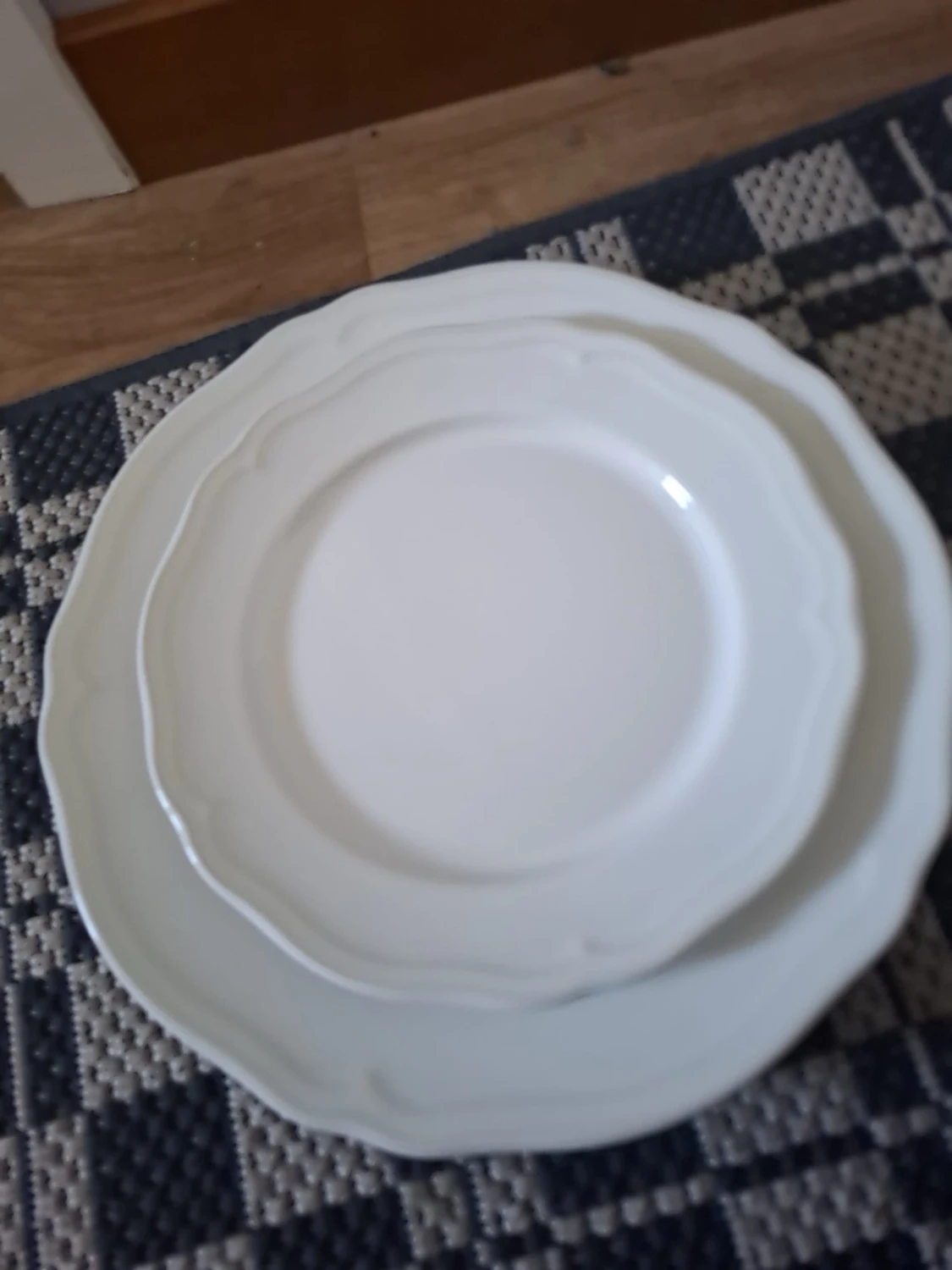Vita tallrikar med vågig kant - 1