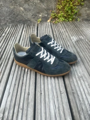 Maison margiela gats - Tja! Säljer nu dessa sjukt snygga maison margiela gat sneakers. De har kommit i en hel del användning men håller fortfarande kvalité, speciellt efter att jag har tvättat dem så gott som möjligt! Storlek 43 men passar också storlek 44. Dustbags och boxen tillkommer också. Kontakta mig vid minsta fundering! 😁