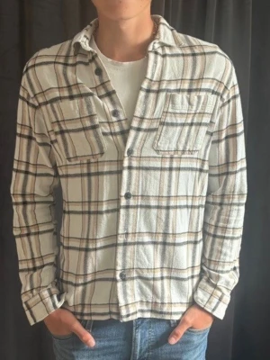 Jack&jones overshirt rutig - Tjena! Säljer nu denna Jack&jones overshirt rutig . Storlek M. Skick 9,5 /10. Nypris på denna är ca 700 och mitt pris 349, (pris kan diskuteras vid snabb affär). Hör gärna av er vid minsta fundering/fråga. MVH JL Sellout