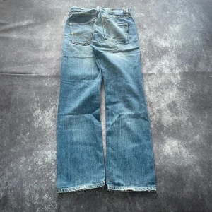Adidas Blue Tab 00s ljusblå jeans för herrar i storlek W30 L31 - Mått: Midja: 39 cm Benslut: 20 cm Lår: 30 cm Totallängd: 102 cm W/L är uppskattade utifrån måtten.  Skickas inom ett dygn Spara på priset och frakten genom att sätta ihop ett paket  Mer information finns på min profil 14-287
