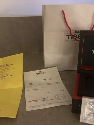 Tissot silverklocka med mörkblå urtavla - Snygg och stilren klocka från Tissot med silverfärgat armband i metall och svart urtavla. Kommer i originalbox med Tissot-logga. Perfekt accessoar för dig som gillar klassisk och tidlös design.
