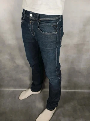 Replay Anbass Jeans - Replay Anbass Jeans • Storlek: 29/32 • Skick: 9/10 - fint skick utan skavanker • Inkluderas: Endast jeansen • Nypris: Ca 2 000 kr • Passform: Modellen på bilden är 180 cm lång, väger 65 kg •
