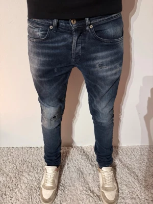 Dondup George Jeans - | Skick: 10/10 | Färg: Mörkblå | Modell: 174cm och 58kg | Vad inkluderas: Enbart jeansen |