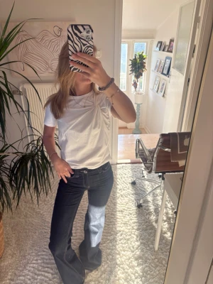 Vit t-shirt med twistdetalj - Säljer en vit t-shirt med korta ärmar och en snygg twistdetalj vid axeln. T-shirten har en rund halsringning och är gjord i mjukt bomullsmaterial. Perfekt till jeans eller kjol för en clean och trendig look. Storlek xs från HM