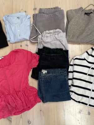 Klädpaket dam/tjej storlek S  - 9 plagg några av byxorna är upplagda i benen passar person 150-160cm 