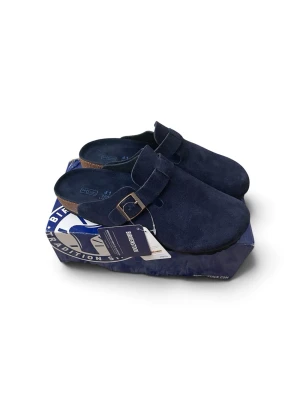 Birkenstock Boston Suede New Navy, Strl 41, Helt nya - Säljer ett par Birkenstock Boston i färgen New Navy, storlek 41. Skorna är helt nya och oanvända. Originalkartong och etiketter medföljer.  Information: • Modell: Birkenstock Boston • Färg: New Navy • Material: Mocka (Suede) • Storlek: EU 41 • Skick: Helt nya, oanvända • Originalkartong ingår  Perfekta för dig som vill ha ett par klassiska och bekväma Birkenstock i nyskick.